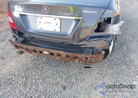 2009 Mercedes-Benz C 300 Luxury 4Matic/Sport 4Matic z USA, uszkodzony, nr VIN WDDGF81X19F220951